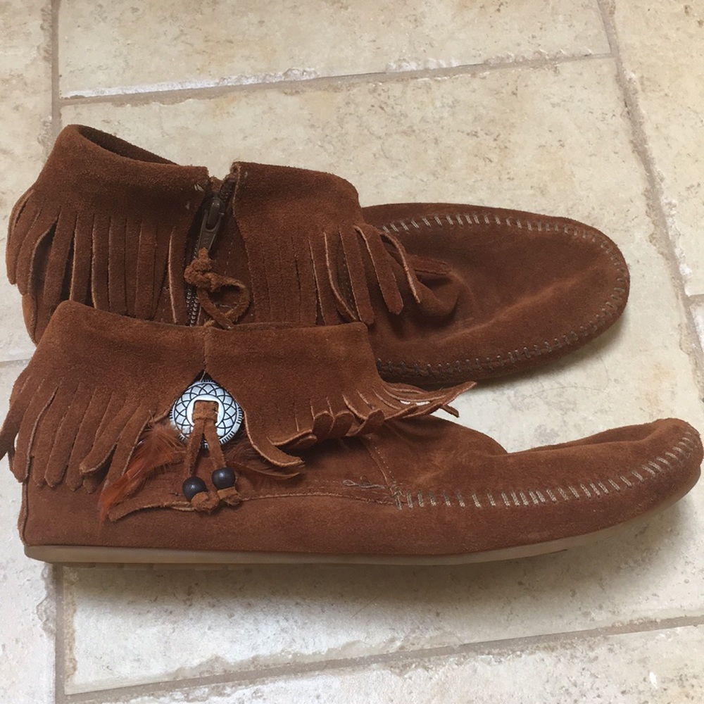 Minnetonka women’s feather booties